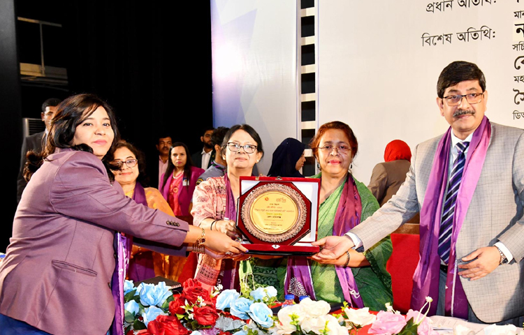 শিশু একাডেমি মিলনায়তনে ঢাকা বিভাগের শ্রেষ্ঠ জয়িতাদের মধ্যে পুরষ্কার বিতরণ করেন মহিলা ও শিশু বিষয়ক প্রতিমন্ত্রী সিমিন হোসেন (রিমি)। ছবি: পিআইডি