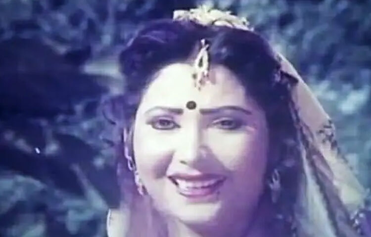 অনেকের মতো তিনিও সিনেমায় পা রাখেন নায়িকা হওয়ার স্বপ্ন নিয়ে। চঞ্চল দৃষ্টি, স্নিগ্ধ মুখাবয়ব-নায়িকা হওয়ার সব উপাদানই ছিল তার ভেতর। কিন্তু ভাগ্য তাকে নিয়ে যায় ভিন্ন পথে। পরিচালকরা দ্রুত বুঝতে পারেন তার অভিব্যক্তি, সংলাপ বলার ভঙ্গি আর শরীরী ভাষা একেবারেই খল চরিত্রের জন্য উপযুক্ত। আর সেখানেই শুরু হয় রিনা খানের নতুন যাত্রা।