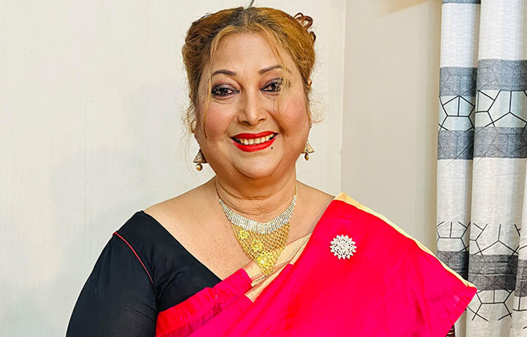 সিনেমার পর্দায় তিনি ছিলেন ভয়ংকর, কিন্তু বাস্তবে সম্পূর্ণ উল্টো। সহকর্মীরা বলেন, রিনা খান ছিলেন হাসিখুশি, আন্তরিক ও সাহায্যপ্রবণ। শুটিং স্পটে তিনি সহশিল্পীদের সঙ্গে দারুণ সম্পর্ক বজায় রাখতেন। তবে খলচরিত্রে এতটাই সফল ছিলেন যে, সাধারণ দর্শকরা অনেক সময় বাস্তবেও তাকে ভয় পেতেন। এটাই ছিল তার অভিনয়ের শক্তি।