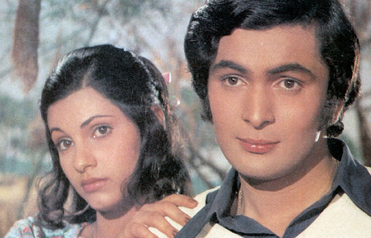 সত্তর ও আশির দশকে বলিউডের প্রেমের গল্প মানেই ঋষি কাপুর। লায়লা মজনু, আমর আকবর অ্যান্থনি, করজ, চাঁদনি থেকে শুরু করে হেনা-প্রতিটি ছবিতে তিনি প্রমাণ করেছেন যে প্রেমের ভাষা চোখে আর হাসিতে প্রকাশ করা যায়।