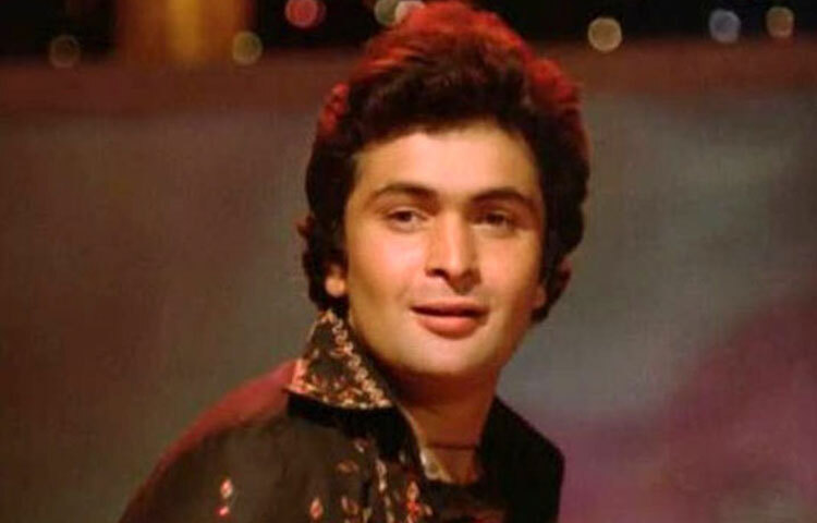 ঋষি কাপুর জন্মেছিলেন কিংবদন্তি রাজ কাপুরের ঘরে। শিশুবয়সেই তিনি আলোর ঝলকানি দেখেছেন প্রযোজনা স্টুডিওতে। পরিবারের উত্তরাধিকার হয়তো তাকে বড়পর্দার খুব কাছে নিয়ে গিয়েছিল, তবে নিজের প্রতিভা আর নিষ্ঠায় তিনি তৈরি করেছিলেন আলাদা পরিচয়।