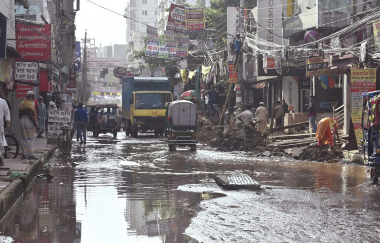 জলাবদ্ধতার কারণে রাস্তার ধারের দোকানপাটও ক্ষতিগ্রস্ত হচ্ছে। বৃষ্টির সময় এলাকার রাস্তাগুলো জলাশয়ে পরিণত হয়। ফলে স্কুল, অফিস ও বাজারে পৌঁছানো কঠিন হয়ে পড়ে।