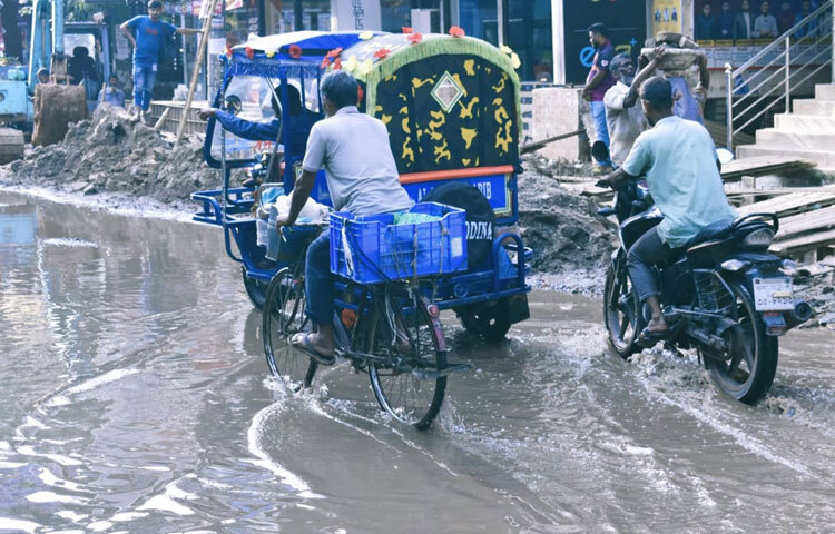 শুধু শারীরিক ঝুঁকি নয়, অর্থনৈতিক ক্ষতির আশঙ্কাও কম নয়। প্রতিদিনের এই দুর্ভোগ মানুষকে মানসিকভাবে ক্লান্ত করছে, আর জীবনের সাধারণ গতিপথকে কঠিন করে তুলেছে।
