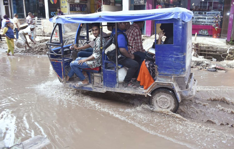 প্রশাসনকে দ্রুত এই বিপর্যয়মূলক পরিস্থিতির দিকে নজর দিতে হবে, নয়তো প্রতিদিনের এই দুর্ভোগ অব্যাহত থাকবে।
