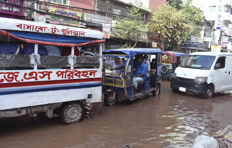 শুধু গর্তের মেরামত নয়, দীর্ঘমেয়াদি পরিকল্পনা তৈরি করতে হবে যেন বৃষ্টির সময় জলাবদ্ধতা আর না হয়। যেখানে হাজারো পরিবার, ব্যবসায়ী ও শিক্ষার্থী প্রতিদিন চলাচল করে, সেই এলাকা যেন আর জনদুর্ভোগের শিকার না হয়।