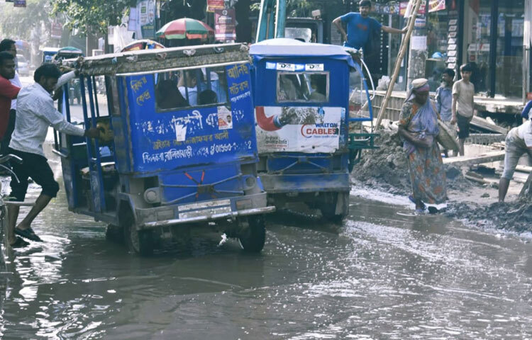 বাসিন্দারা বারবার অভিযোগ সত্ত্বেও কার্যকর কোনো পদক্ষেপ দেখা যায়নি। এর ফলে সাধারণ মানুষ প্রতিনিয়ত ঝুঁকির মুখোমুখি হচ্ছে।