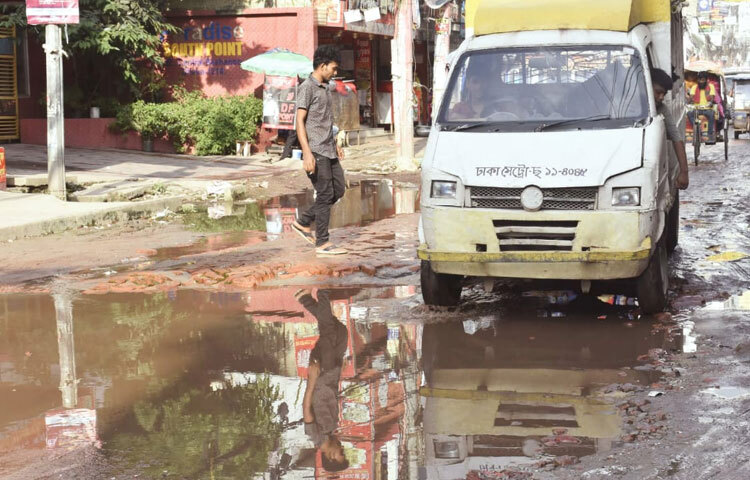 তবে সবচেয়ে উদ্বেগজনক বিষয় হলো নন্দীপাড়ার এই বিপর্যয়কর রাস্তাগুলো এখনও সিটি করপোরেশন এবং সংশ্লিষ্ট সরকারি কর্মকর্তাদের নজরে আসেনি।