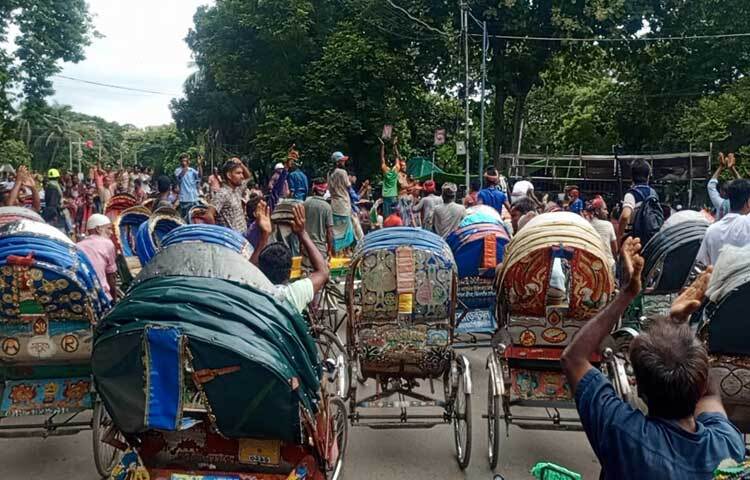 হাইওয়েতে অটোরিকশা বন্ধের দাবিতে বিক্ষোভ করেছেন প্যাডেল রিকশাচালকরা। ছবি: হাসান আলী