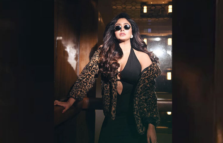 অল্প সাজেই যে পুরো লুককে পরিপূর্ণ করা যায়-ঋতাভরীর এই স্টাইলই তার প্রমাণ। কালো পাম্প হিল, সাদা পাথরের ইয়াররিংস, আংটি আর চিকন ডিজাইনের কালো ওভাল সানগ্লাস সব মিলিয়ে একেবারে সংযত অথচ ঝলমলে। কফি–ব্রাউন চুলে নরম ও ঢেউখেলানো ভলিউম তার উপস্থিতিকে করেছে আরও মুগ্ধকর।