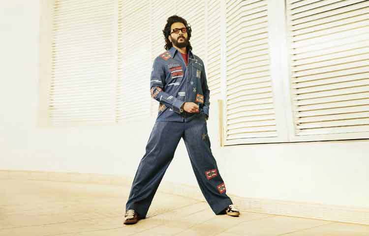 বলিউডের ভেতরের মানুষজন প্রায়ই বলেন, রিতেশের সবচেয়ে বড় গুণ তার ব্যবহার। সেটে তিনি ‘স্টার’ হয়ে ওঠেন না; বরং টিমের একজন সদস্য হয়ে কাজ করেন। জুনিয়র শিল্পী থেকে টেকনিশিয়ান সবার সঙ্গেই তার সম্পর্ক বন্ধুসুলভ। এই গুণটাই তাকে ইন্ডাস্ট্রিতে দীর্ঘদিন টিকিয়ে রেখেছে, যেখানে সম্পর্কই অনেক সময় ক্যারিয়ারের চেয়েও গুরুত্বপূর্ণ হয়ে ওঠে।