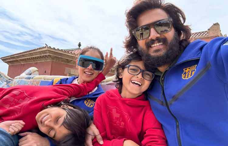 দুই সন্তানকে নিয়ে তাদের জীবনযাপন সামাজিক মাধ্যমে যতটা আনন্দময় দেখায়, বাস্তবেও ততটাই পরিমিত ও সচেতন বলে সহকর্মীরা জানান।