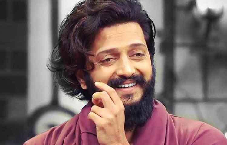 খুব কম মানুষই জানেন, অভিনয়ই ছিল না রিতেশের প্রথম স্বপ্ন। তিনি একজন প্রশিক্ষিত স্থপতি। বিদেশে পড়াশোনা শেষ করে দেশে ফিরে আসার পরও অভিনয়কে পেশা হিসেবে নেওয়ার সিদ্ধান্ত ছিল বেশ ঝুঁকিপূর্ণ। কারণ, তখন তার চেহারা বা কণ্ঠকে বলিউডের ‘নির্ধারিত নায়ক’ ছাঁচে ফেলা কঠিন ছিল। কিন্তু সেই সীমাবদ্ধতাকেই তিনি নিজের শক্তিতে পরিণত করেন স্বাভাবিকতা, আত্মবিশ্বাস আর আত্মব্যঙ্গের ক্ষমতা দিয়ে।