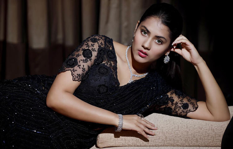 ইনস্টাগ্রামে একের পর এক স্টাইলিশ ছবি, ট্রেন্ডি লুক, বোল্ড ভিডিও সব মিলিয়ে ঋত্বিকা সেখানে এক আলাদা চরিত্র।