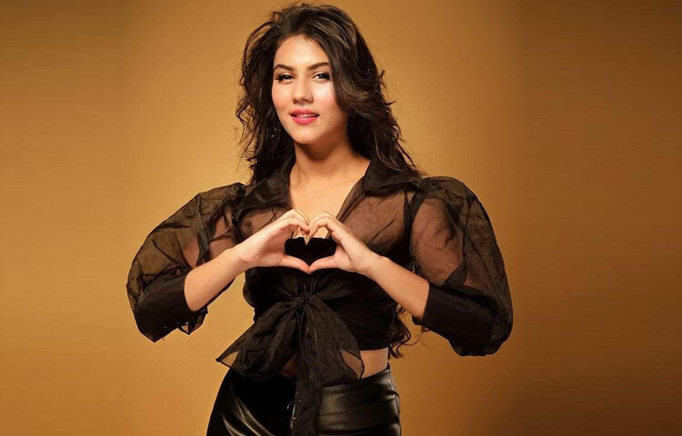 টালিউডের গ্ল্যামারের জগতে প্রতিদিন নতুন মুখ আসে, অনেকেই আবার আলোচনার বাইরে হারিয়ে যায়। কিন্তু ঋত্বিকা সেনের উপস্থিতি আলাদা। কারণ তিনি শুধু একদিনের তারকা নন; তার সরলতা, ফ্যাশন সচেতনতা, অভিনয়ের প্রতি নিষ্ঠা এবং ভক্তদের সঙ্গে আন্তরিক যোগাযোগ তাকে দিয়েছে দীর্ঘস্থায়ী আবেদন।