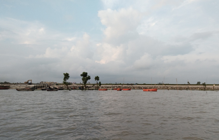 বায়ান্ন বাঁকের বড়দারোহাট-বেড়িবাঁধ সড়ক অতিক্রম করে দেখা মিলবে বিশাল সমুদ্র সৈকতের। শোনা যাবে সাগরের গর্জন। দখিনা মিষ্টি হাওয়ায় শরীর টা শীতল হয়ে যাবে। উত্তরে দুচোখ যতটুকু যাবে দেখা মিলবে সৈকতের, দক্ষিণে কেওড়া গাছের সবুজ বাগান। পশ্চিমে শুধু সাগর আর সাগর। ঘাটে রয়েছে সারি সারি ডিঙ্গি নৌকা। ছবি: এম মাঈন উদ্দিন