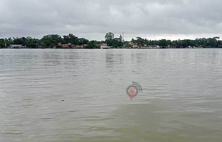 সুনামগঞ্জে আবারও বাড়ছে সুরমা, কুশিয়ারা ও যাদুকাটাসহ সব নদ নদীর পানি। ইতিমধ্যে সুনামগঞ্জের সুরমা নদীর পানি গত ২৪ ঘণ্টায় ২১ সেন্টিমিটার বৃদ্ধি পেয়ে বিপৎসীমার ৪৯ সেন্টিমিটার নিচ দিয়ে প্রবাহিত হচ্ছে। ছবি: লিপসন আহমেদ