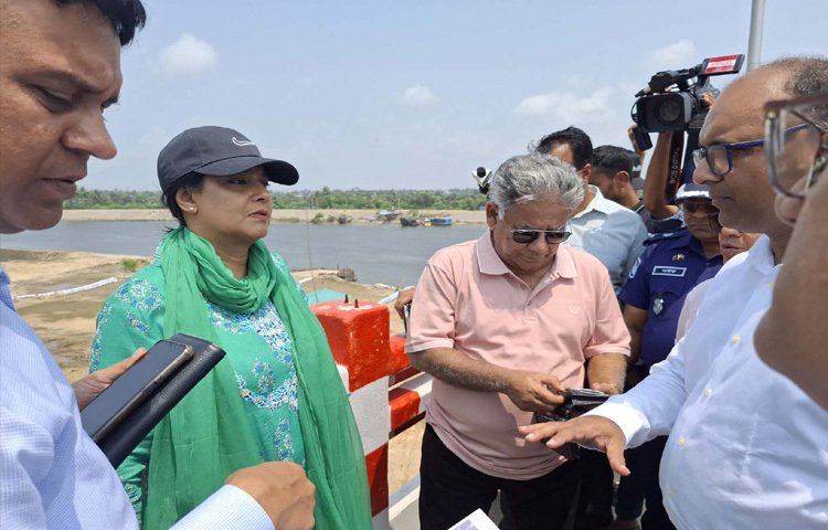 কক্সবাজারে বাঁকখালী নদী পরিদর্শন করেন পানিসম্পদ এবং পরিবেশ, বন ও জলবায়ু পরিবর্তন উপদেষ্টা সৈয়দা রিজওয়ানা হাসান এবং নৌপরিবহন এবং শ্রম ও কর্মসংস্থান উপদেষ্টা ব্রিগেডিয়ার জেনারেল (অবঃ) ড. এম সাখাওয়াত হোসেন। ছবি: পিআইডি
