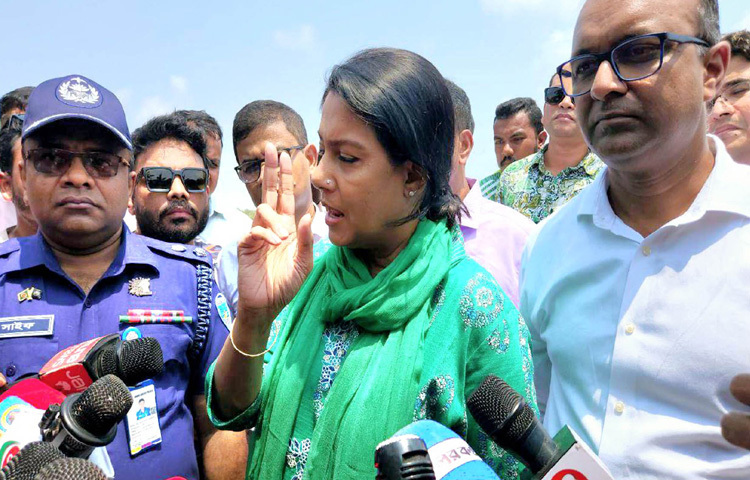 কক্সবাজারে বাঁকখালী নদীর তীরে পৌরসভার ময়লার ভাগাড় পরিদর্শন শেষে সাংবাদিকদের ব্রিফ করেন পানিসম্পদ এবং পরিবেশ, বন ও জলবায়ু পরিবর্তন উপদেষ্টা সৈয়দা রিজওয়ানা হাসান। ছবি: পিআইডি