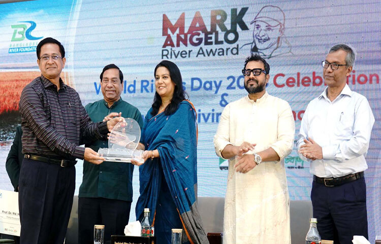 ঢাকায় পান্থপথে পানি ভবনে বিশ্ব নদী দিবস ২০২৫ উদ্যাপন উপলক্ষ্যে আয়োজিত অনুষ্ঠানে মার্ক অ্যাঞ্জেলো রিভার অ্যাওয়ার্ড প্রদান করেন পানি সম্পদ এবং পরিবেশ, বন ও জলবায়ু পরিবর্তন উপদেষ্টা সৈয়দা রিজওয়ানা হাসান। ছবি: পিআইডি