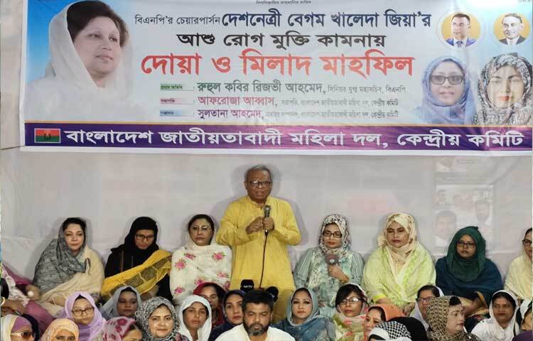 প্রতিহিংসা থেকে বিএনপি চেয়ারপারসন খালেদা জিয়াকে দুনিয়া থেকে সরিয়ে দেওয়ার চক্রান্ত চলছে বলে অভিযোগ করেছেন দলটির সিনিয়র যুগ্ম মহাসচিব রুহুল কবির রিজভী। ছবি: খালিদ হোসাইন