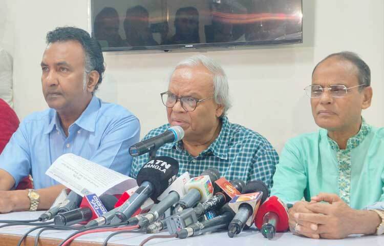 জনপ্রশাসন, পুলিশ ও গণমাধ্যমকে টার্গেট করে বিএনপির নাম ভাঙিয়ে কেউ কেউ ফায়দা লোটার চেষ্টা করছেন বলে অভিযোগ করেছেন দলটির সিনিয়র যুগ্ম মহাসচিব রুহুল কবির রিজভী। ছবি: খালিদ হাসান