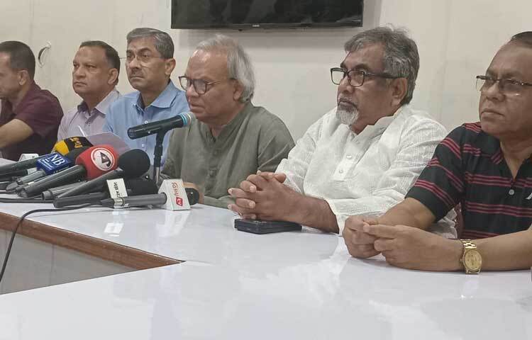 দেশের বিভিন্ন জেলায় বন্যায় এবং প্রবল বর্ষণে জলাবদ্ধতার কারণে সৃষ্ট দুর্ভোগ নিরসনে সরকারের তৎপরতা দেখা যাচ্ছে না বলে অভিযোগ করেছেন বিএনপির সিনিয়র যুগ্ম মহাসচিব রুহুল কবির রিজভী। ছবি: খালিদ হাসান