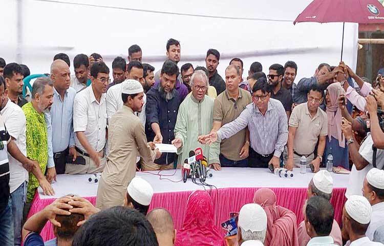 জাতীয় নির্বাচনের সময়সীমা জানাতে গড়িমসি করায় অন্তর্বর্তীকালীন সরকারকে দেশের জনগণ সন্দেহের চোখে দেখছে বলে মন্তব্য করেছেন বিএনপির সিনিয়র যুগ্ম-মহাসচিব অ্যাডভোকেট রুহুল কবির রিজভী। ছবি: খালিদ হোসেন