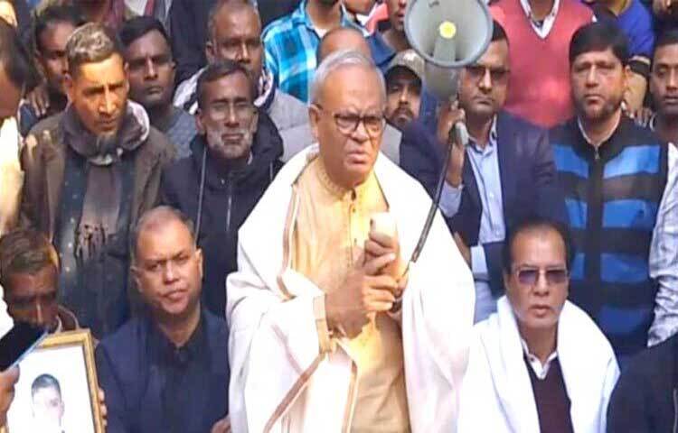 বিএনপির সিনিয়র যুগ্ম মহাসচিব রুহুল কবীর রিজভী বলেছেন, সচিবালয়ে আগুন গভীর ষড়যন্ত্রের অংশ। বিগত স্বৈরাচার সরকারের হাজার হাজার কোটি টাকার দুর্নীতি ঢাকতে সচিবালয়ে অগ্নিসংযোগ করে সংশ্লিষ্ট মন্ত্রণালয়ের ফাইল পুড়িয়ে দেওয়া হয়েছে। ছবি: জিতু কবীর