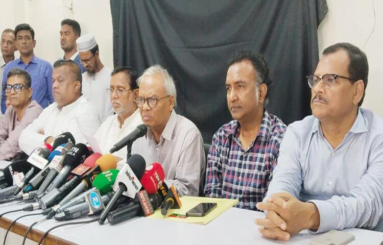 বিএনপির সিনিয়র যুগ্ম মহাসচিব অ্যাডভোকেট রুহুল কবির রিজভী বলেছেন, দীর্ঘ রক্ত ঝরা আন্দোলনের পর গঠিত অন্তর্বর্তী সরকারকে অকার্যকর প্রমাণ করতে একটি চক্র গভীর ষড়যন্ত্রে লিপ্ত। ছবি: খালিদ হোসেন