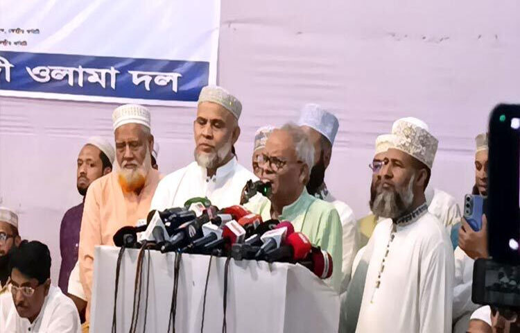 জামায়াতে ইসলামী আওয়ামী লীগের লেজ ধরে চলতে ভালোবাসে বলে মন্তব্য করেছেন বিএনপির সিনিয়র যুগ্ম মহাসচিব রুহুল কবির রিজভী।