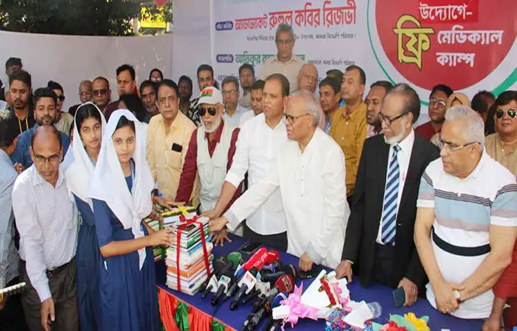 বিএনপির সিনিয়র যুগ্ম-মহাসচিব রুহুল কবির রিজভী বলেছেন, রাষ্ট্র যদি কোনো ব্যক্তি বা গোষ্ঠীর লুটপাটের স্থানে পরিণত হয়, তবে সেই রাজনৈতিক দল লুটেরা, ডাকাত, দানব ও রাক্ষসে রূপান্তরিত হয়। এমন দলের দ্বারা জনগণের কোনো উপকার হবে না। ছবি: জাগো নিউজ