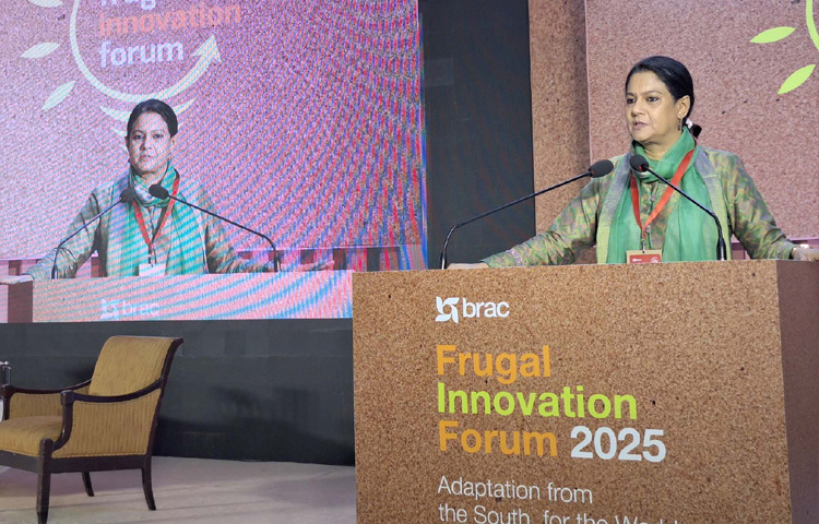 ঢাকায় সাভারের ব্র্যাক সিডিএমে অনুষ্ঠিত ফ্রুগাল ইনোভেশন ফোরাম-২০২৫ এর ‘পলিসি পার্সপেকটিভ অন ক্লাইমেট অ্যাডাপটেশন ইন দ্য ফিল্ড অফ অ্যাগ্রিকালচার, ফুড সিকিউরিটি অ্যান্ড লাইভলিহুডস’ শীর্ষক অধিবেশনে প্রধান অতিথির বক্তৃতা করেন পরিবেশ, বন ও জলবায়ু পরিবর্তন এবং পানি সম্পদ উপদেষ্টা সৈয়দা রিজওয়ানা হাসান। ছবি: পিআইডি