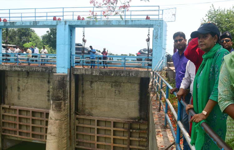 রাজশাহীর চারঘাট উপজেলায় বড়াল নদীর উৎস মুখ পরিদর্শন করেন পানি সম্পদ এবং পরিবেশ, বন ও জলবায়ু পরিবর্তন উপদেষ্টা সৈয়দা রিজওয়ানা হাসান। ছবি: পিআইডি