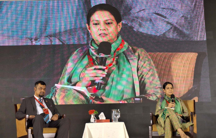 পরিবেশ, বন ও জলবায়ু পরিবর্তন এবং পানি সম্পদ উপদেষ্টা সৈয়দা রিজওয়ানা হাসান ঢাকায় সাভারের ব্র্যাক সিডিএমে অনুষ্ঠিত ফ্রুগাল ইনোভেশন ফোরাম-২০২৫ এর ‘অ্যাডাপটেশন ফ্রম দ্য সাউথ, ফর দ্য ওয়ার্ল্ড’ শীর্ষক অধিবেশনে প্রশ্নোত্তর পর্বে অংশগ্রহণকারীদের বিভিন্ন প্রশ্নের জবাব দেন। ছবি: পিআইডি