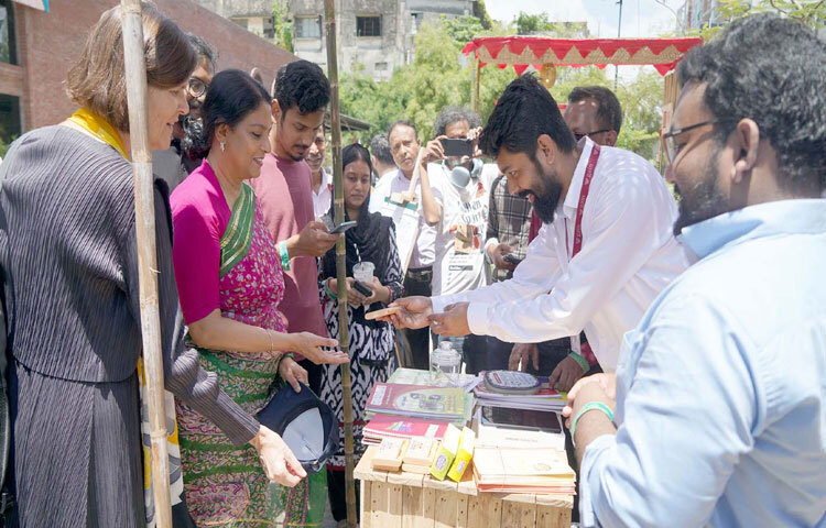 পরিবেশ, বন ও জলবায়ু পরিবর্তন এবং পানি সম্পদ উপদেষ্টা সৈয়দা রিজওয়ানা হাসান রাজধানীর গুলশানে সুইজারল্যান্ড দূতাবাস আয়োজিত ‘বায়োফিলিয়া: মানুষ, জলবায়ু ও সংস্কৃতির পুনঃসংযোগ’ অনুষ্ঠানে বিভিন্ন প্রদর্শনী ঘুরে দেখেন। ছবি: পিআইডি