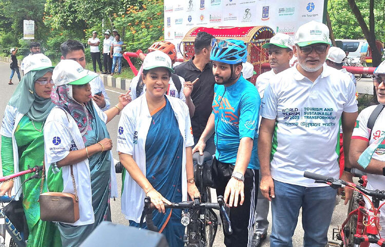 রাজধানীর আগারগাঁওয়ে বিশ্ব পর্যটন দিবস ২০২৫ উপলক্ষ্যে বেসামরিক বিমান পরিবহন ও পর্যটন মন্ত্রণালয়ের উদ্যোগে আয়োজিত বর্ণাঢ্য সাইকেল র‍্যালিতে উপস্থিত ছিলেন পরিবেশ, বন ও জলবায়ু পরিবর্তন উপদেষ্টা সৈয়দা রিজওয়ানা হাসান এবং বেসামরিক বিমান পরিবহন ও পর্যটন উপদেষ্টা শেখ বশিরউদ্দীন। ছবি: পিআইডি