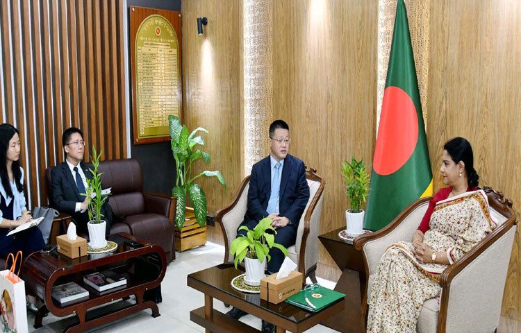 পরিবেশ, বন ও জলবায়ু পরিবর্তন উপদেষ্টা সৈয়দা রিজওয়ানা হাসানের সঙ্গে মন্ত্রণালয়ে তার অফিসকক্ষে সাক্ষাৎ করে বাংলাদেশে চীনের রাষ্ট্রদূত ইয়াও ওয়েন-এর নেতৃত্বে প্রতিনিধিদল। ছবি: পিআইডি