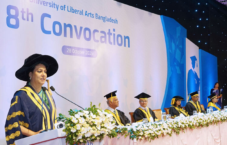 ঢাকায় রাজধানীর শেরে বাংলা নগরে বাংলাদেশ-চীন মৈত্রী আন্তর্জাতিক সম্মেলন কেন্দ্রে আয়োজিত ইউনিভার্সিটি অব লিবারেল আর্টস বাংলাদেশ এর ৮ম সমাবর্তন অনুষ্ঠানে বক্তৃতা করেন পরিবেশ, বন ও জলবায়ু পরিবর্তন এবং পানি সম্পদ উপদেষ্টা সৈয়দা রিজওয়ানা হাসান। ছবি: পিআইডি