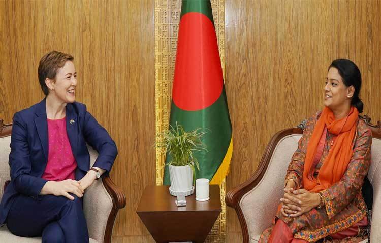 আজ মন্ত্রণালয়ে পরিবেশ, বন ও জলবায়ু পরিবর্তন উপদেষ্টা সৈয়দা রিজওয়ানা হাসানের সঙ্গে সাক্ষাৎ করেন বাংলাদেশে অস্ট্রেলিয়ার ভারপ্রাপ্ত হাইকমিশনার নার্দিয়া সিম্পসন। ছবি: পিআইডি