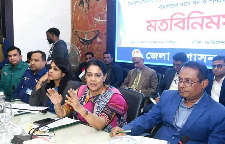 গাজীপুরে ভাওয়াল সম্মেলন কক্ষে বন ও পরিবেশ সংরক্ষণ বিষয়ক মতবিনিময় সভায় প্রধান অতিথির বক্তৃতা করেন পরিবেশ, বন ও জলবায়ু পরিবর্তন উপদেষ্টা সৈয়দা রিজওয়ানা হাসান। ছবি: পিআইডি