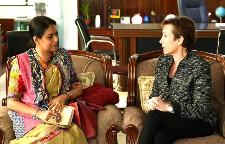 পরিবেশ, বন ও জলবায়ু পরিবর্তন উপদেষ্টা সৈয়দা রিজওয়ানা হাসানের সাথে ঢাকায় আগারগাঁওয়ে পরিবেশ অধিদপ্তরে তার অফিসকক্ষে সাক্ষাৎ করেন বাংলাদেশে যুক্তরাষ্ট্রের চার্জ দ্য অ্যাফেয়ার্স ট্রেসি অ্যান জ্যাকবসন। ছবি: পিআইডি