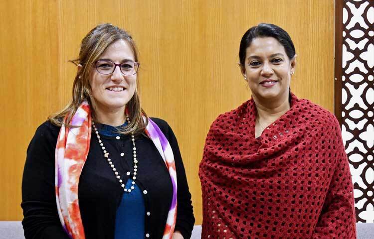 পরিবেশ, বন ও জলবায়ু পরিবর্তন এবং পানি সম্পদ উপদেষ্টা সৈয়দা রিজওয়ানা হাসানের সঙ্গে সচিবালয়ে তার অফিসকক্ষে সাক্ষাৎ করেন দ্য গ্লোবাল ফান্ডের সিনিয়র ফান্ড পোর্টফোলিও ম্যানেজার জ্যোন্‌জিভের ইয়াকব। ছবি: পিআইডি