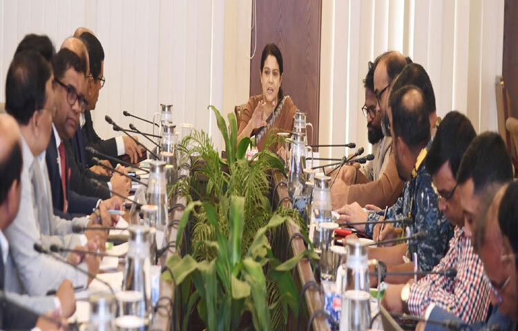 রাজধানীর নগর ভবনে ঢাকা মহানগরীর জলাবদ্ধতা নিরসনে খাল ও জলাশয় পুনরুদ্ধার এবং অবৈধ স্থাপনা উচ্ছেদ ও খনন সংক্রান্ত আন্তঃমন্ত্রণালয় সভায় প্রধান অতিথির বক্তৃতা করেন পানি সম্পদ এবং পরিবেশ, বন ও জলবায়ু পরিবর্তন উপদেষ্টা সৈয়দা রিজওয়ানা হাসান। ছবি: পিআইডি