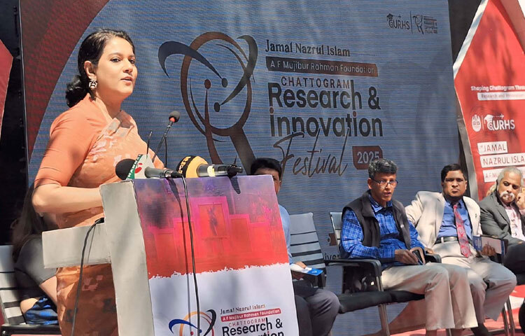 চট্টগ্রাম বিশ্ববিদ্যালয় আয়োজিত ‘গবেষণা উদ্ভাবন ও প্রকাশনা মেলা ২০২৫’ এ প্রধান অতিথির বক্তৃতা করেন পরিবেশ, বন ও জলবায়ু পরিবর্তন এবং পানি সম্পদ উপদেষ্টা সৈয়দা রিজওয়ানা হাসান। ছবি: পিআইডি