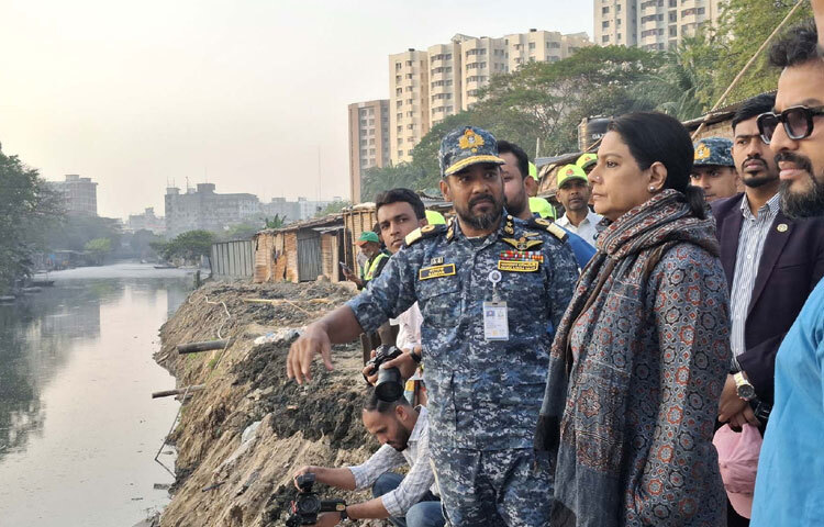 ঢাকা উত্তর সিটি করপোরেশনের আওতাধীন চলমান খাল খনন কার্যক্রম পরিদর্শন করেন পানি সম্পদ এবং পরিবেশ, বন ও জলবায়ু পরিবর্তন উপদেষ্টা সৈয়দা রিজওয়ানা হাসান। ছবি: পিআইডি