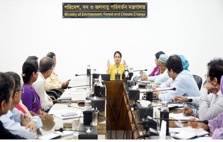 ঢাকায় মন্ত্রণালয়ের সভাকক্ষে মন্ত্রণালয়ের কর্মকর্তাদের সঙ্গে ঈদ পরবর্তী শুভেচ্ছা বিনিময় করেন পানি সম্পদ এবং পরিবেশ, বন ও জলবায়ু পরিবর্তন উপদেষ্টা সৈয়দা রিজওয়ানা হাসান। ছবি: পিআইডি