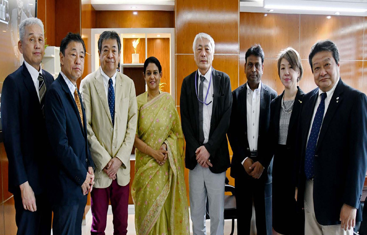 পরিবেশ, বন ও জলবায়ু পরিবর্তন এবং পানি সম্পদ উপদেষ্টা সৈয়দা রিজওয়ানা হাসানের সঙ্গে ঢাকায় পান্থপথে পানি ভবনে দূষণ নিয়ন্ত্রণ বিষয়ে বৈঠক করেন চিকিউ নেটওয়ার্ক কোঅপারেটিভের প্রতিনিধি পরিচালক ইয়োনেদা জোহিচিরোর নেতৃত্বে জাপানের একটি পরিবেশ বিশেষজ্ঞ দল। ছবি: পিআইডি