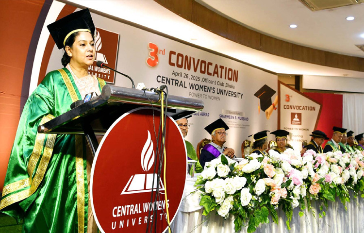 রাজধানীর অফিসার্স ক্লাবে সেন্ট্রাল উইমেন্স ইউনিভার্সিটির তৃতীয় সমাবর্তনে বক্তৃতা করেন পরিবেশ, বন ও জলবায়ু পরিবর্তন উপদেষ্টা সৈয়দা রিজওয়ানা হাসান। ছবি: পিআইডি