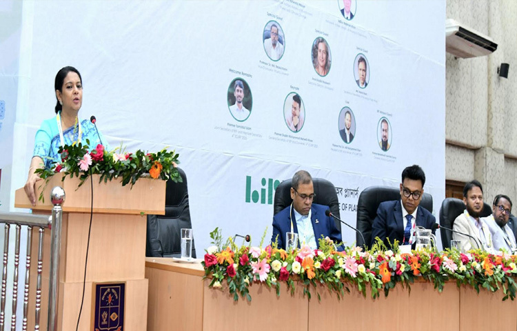 ঢাকা বিশ্ববিদ্যালয়ের নবাব আলী সিনেট অডিটোরিয়ামে ‘স্পেশিয়াল প্ল্যানিং ফর জাস্ট ট্রানজিশন ইন বাংলাদেশ’ শীর্ষক চতুর্থ আন্তর্জাতিক নগর ও আঞ্চলিক পরিকল্পনা সম্মেলন ২০২৫-এর উদ্বোধন অধিবেশনে প্রধান অতিথির বক্তৃতা করেন পরিবেশ, বন ও জলবায়ু পরিবর্তন এবং পানি সম্পদ উপদেষ্টা সৈয়দা রিজওয়ানা হাসান। ছবি: পিআইডি