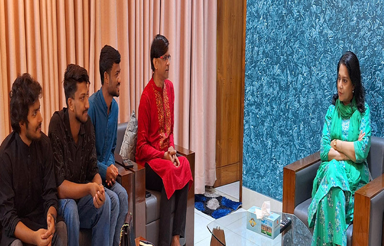 পরিবেশ, বন ও জলবায়ু পরিবর্তন এবং পানি সম্পদ উপদেষ্টা সৈয়দা রিজওয়ানা হাসানের সঙ্গে রাজশাহী সার্কিট হাউজে পরিবেশ রক্ষা বিষয়ে মতবিনিময় করেন বিভিন্ন পরিবেশবাদী সংগঠন ও শিক্ষার্থীরা। ছবি: পিআইডি